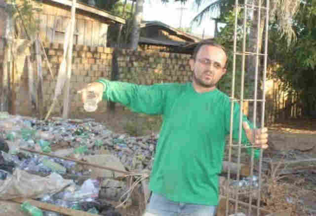 Professor inicia construção de casa usando milhares de garrafas pets