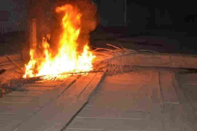 Cansados de esperar moradores incendeiam ponte interditada