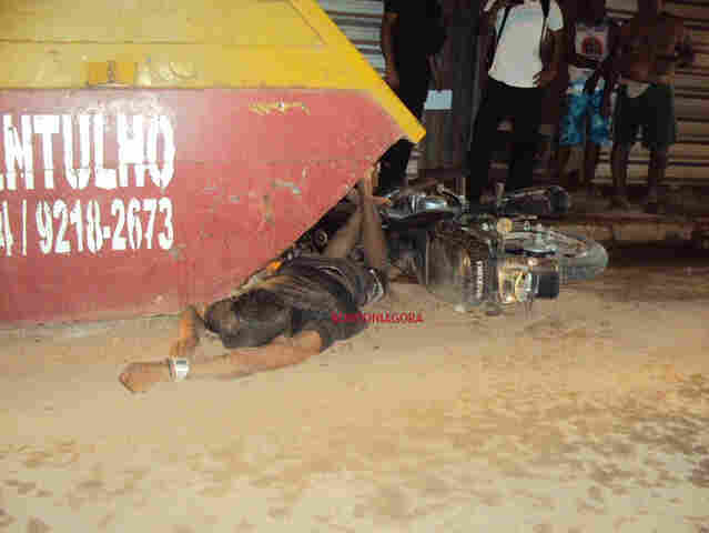 Após furar sinal vermelho, menor em moto é perseguido e sofre queda violenta; vídeo