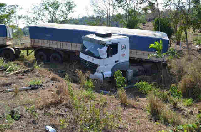 Acidente destrói caminhão na curva da morte