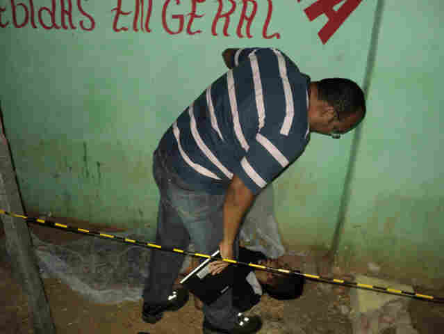 Homem é morto após atender assassino em plena rua; imagem pode chocar