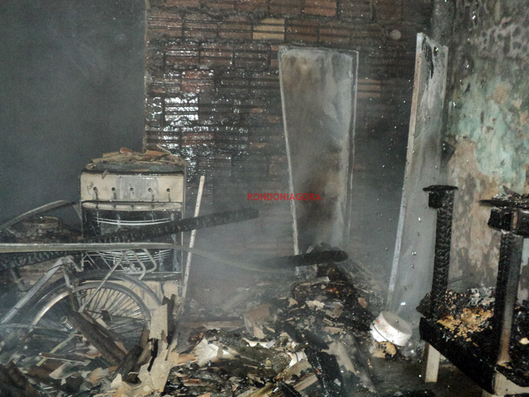 Incêndio destrói apartamentos em vila na Capital