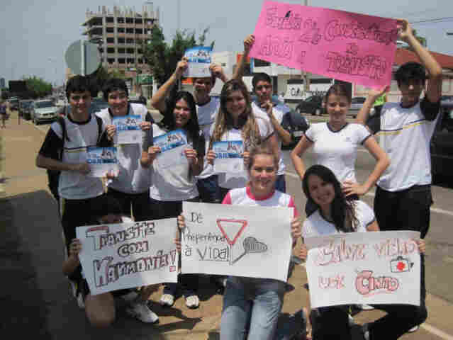 Alunos realizam pit-stop com campanha para salvar vidas