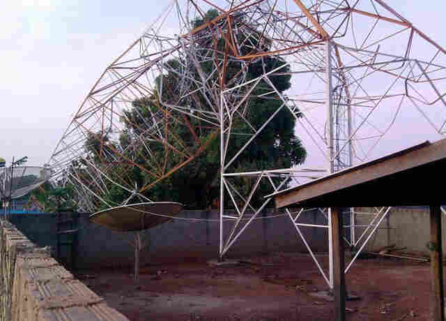 Temporal derruba torre de rádio no interior