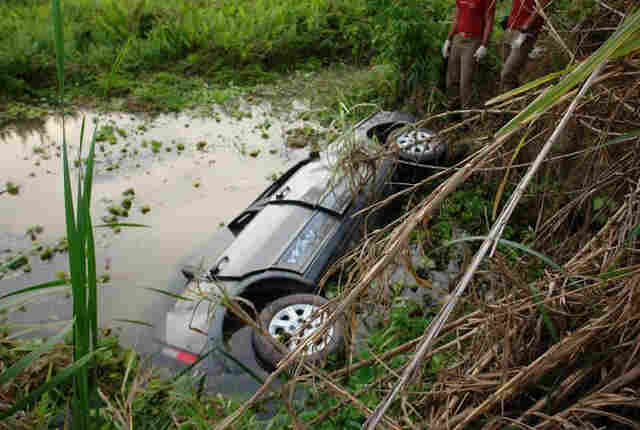 Idoso morre na BR-364 após sair da pista e cair em lago