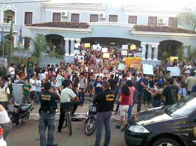 Acadêmicos também protestam por abandono de cursos da UNIR