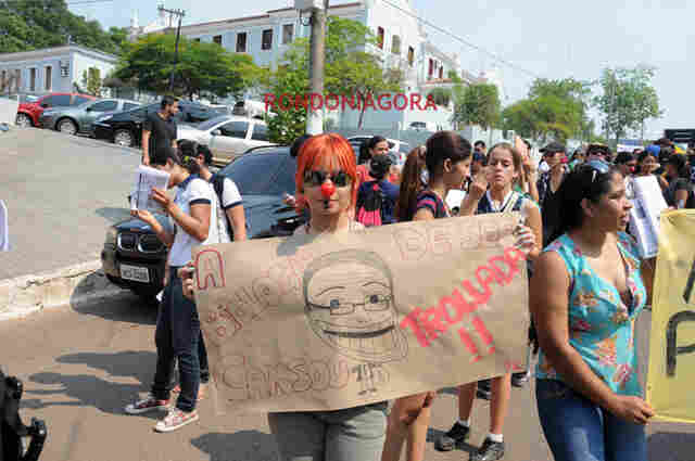 GREVE NA UNIR: ESTUDANTES SAEM EM PASSEATA PARA DENUNCIAR CAOS EM TODOS OS CAMPI