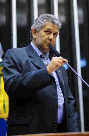 Projeto de Carlos Magno veda aquisição de leite importado