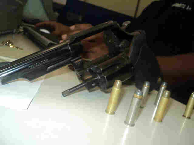 Dupla é presa com revólver na Capital