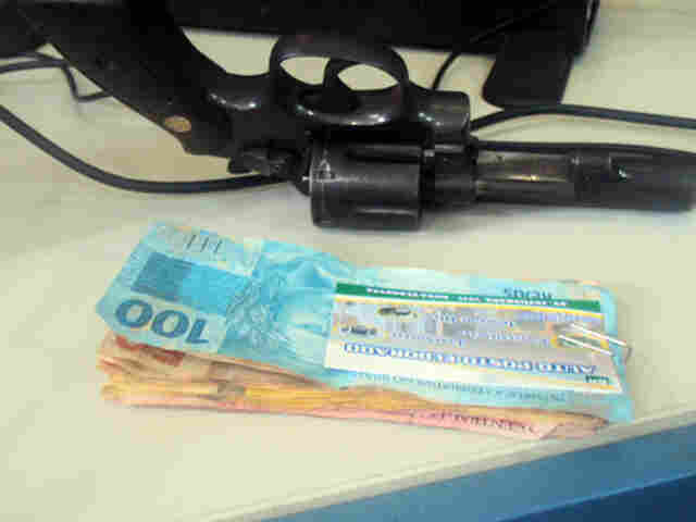 PM prende homem acusado de assaltar posto de gasolina na Zona Sul