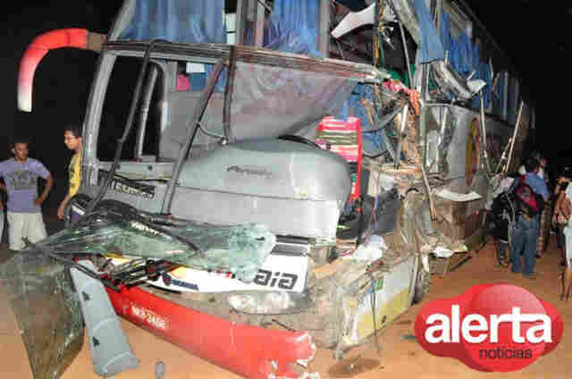 Três pessoas morrem em grave acidente na BR-364