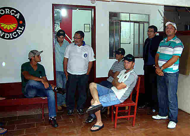 Polícia Militar acaba com assembléia geral do sindicalista Acácio Amaral