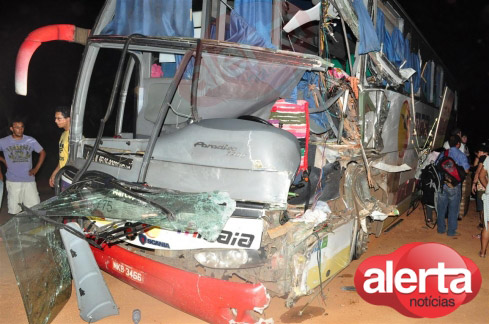 Três pessoas morrem em grave acidente na BR-364