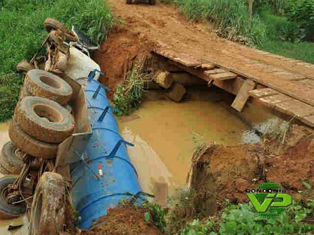 Uma pessoa morre após caminhão cair de ponte