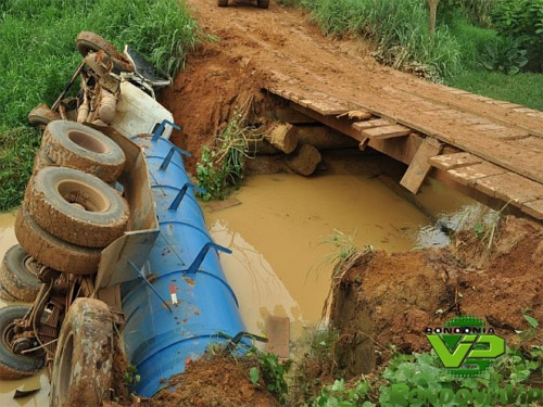 Uma pessoa morre após caminhão cair de ponte