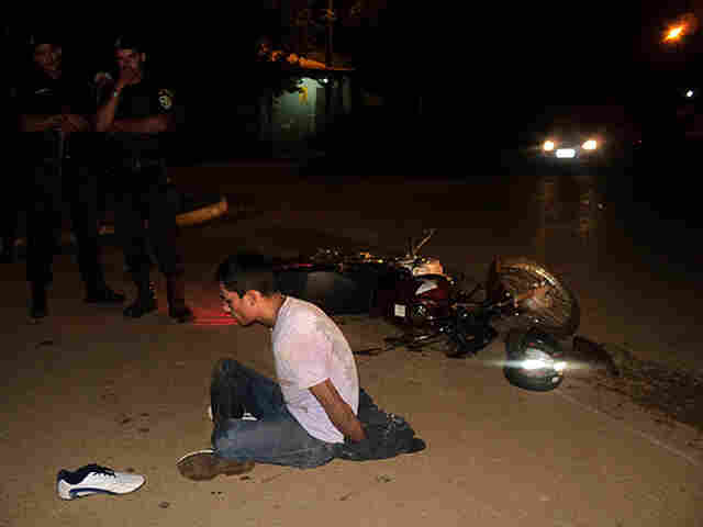 Suspeito é preso com moto roubada