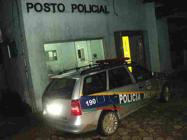 MULHERES DE PMs MANTÉM FECHAMENTO DE BATALHÃO; PNEUS DE VIATURAS SÃO ESVAZIADOS