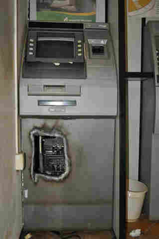 Caixa eletrônico do Basa de Ariquemes é arrombado