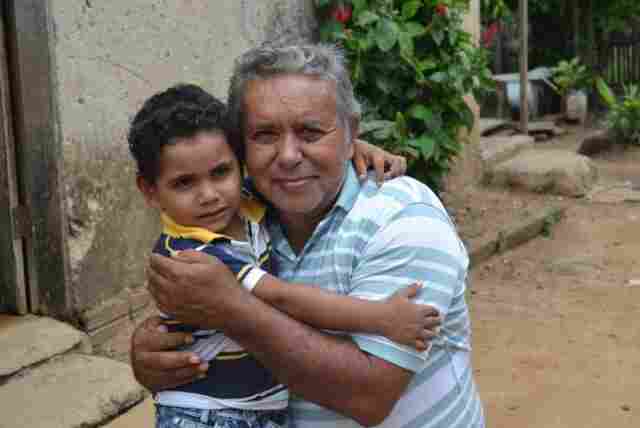 Criança de 4 anos viaja quase 100 km agarrado no eixo de caminhão boiadeiro