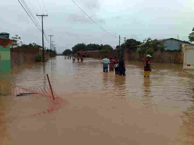 AS TRISTES IMAGENS DO NATAL DO PORTOVELHENSE: RUAS ALAGADAS DEMONSTRAM A INCOMPETÊNCIA DA PREFEITURA