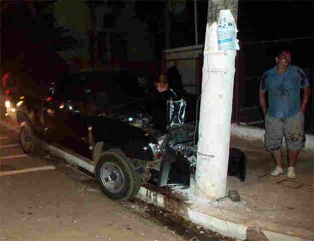 Homem perde controle de S10 e bate de frente em poste