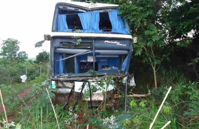 MILITAR TENTA ULTRAPASSAGEM E COLIDE CARRO COM ÔNIBUS DA EUCATUR QUE SAIU DE JI-PARANÁ; fotos