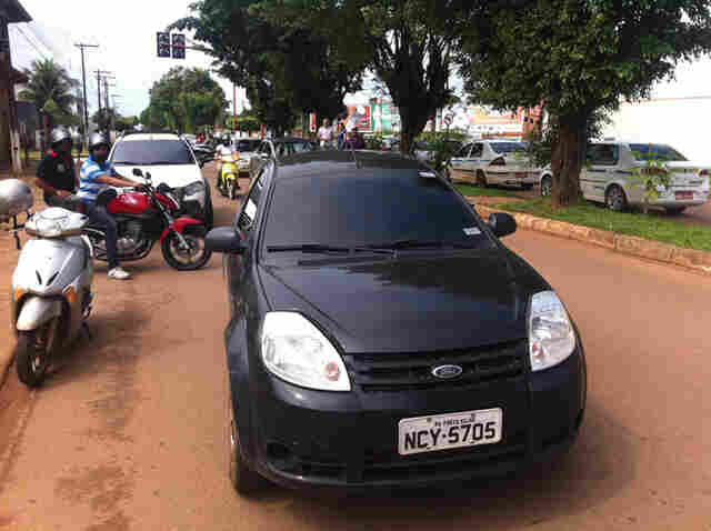 EMBRIAGADA, GAROTA BATE VEÍCULO E COM AJUDA DE AMIGA, FOGE EM PLENA LUZ DO DIA