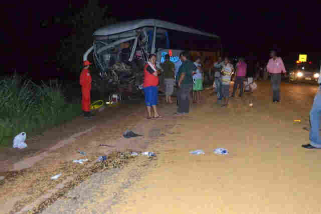 ÔNIBUS DA EUCATUR COLIDE COM CAMINHÃO E MATA MOTORISTA; Fotos