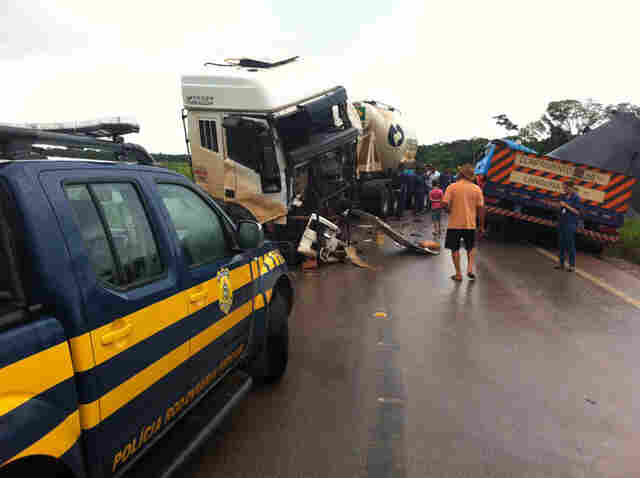 Carretas colidem e interrompem trânsito na BR 364; Fotos