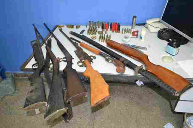 PC e PM apreendem armas e munições em Ouro Preto
