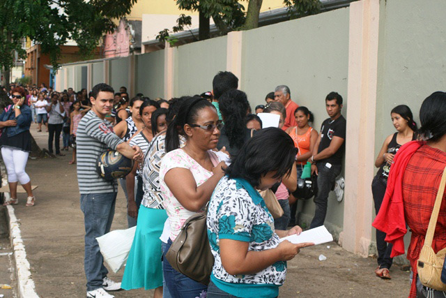 Fila para transferência de alunos da rede estadual irrita pais de alunos