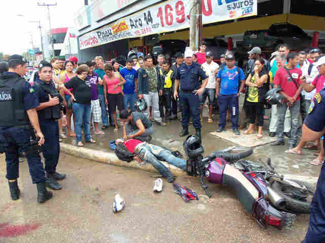 Ladrão atrapalhado leva a pior ao colidir moto em viatura da PM em Porto Velho