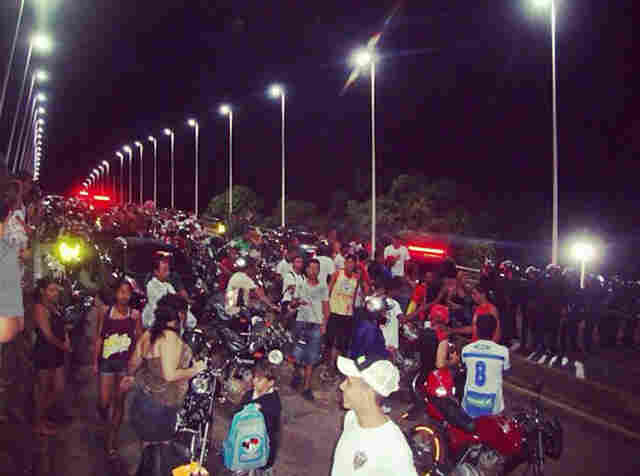 PM dispersa protesto com balas de borracha e bombas de efeito moral