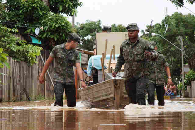 Brigada do Exército de Rondônia ajuda desabrigados no Acre