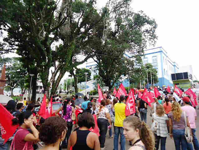 Passeata e protestos marcam o segundo dia de greve na educação
