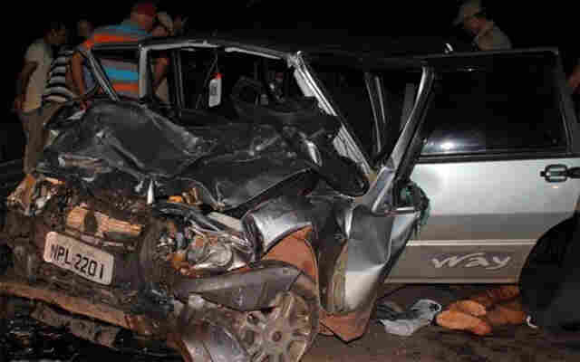 Colisão frontal de Uno com ônibus mata pai e filho