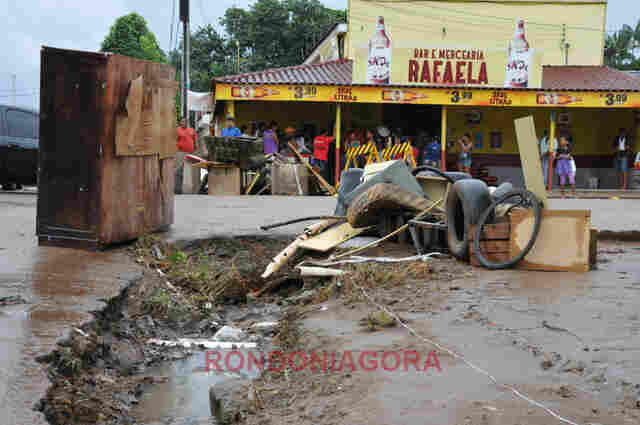 CANSADOS DE SOFRER COM ALAGAÇÕES, MORADORES INTERDITAM RUAS EM PORTO VELHO
