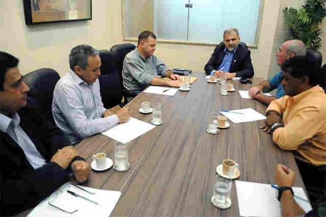 Diretor do DER discute asfaltamento de vias urbanas com deputados