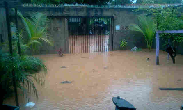 MORADORES DESOLADOS COM ALAGAÇÕES CONSTANTES NO BAIRRO TRÊS MARIAS
