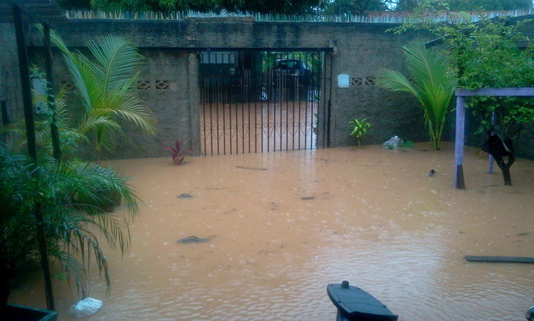 MORADORES DESOLADOS COM ALAGAÇÕES CONSTANTES NO BAIRRO TRÊS MARIAS