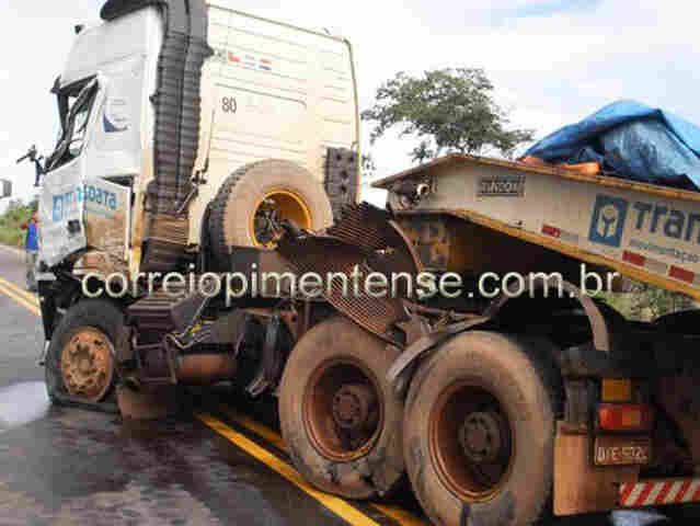 Acidente envolvendo um caminhão e duas carretas faz vítima fatal na BR 364