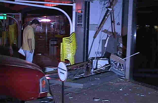 BANDIDOS EXPLODEM CAIXA ELETRÔNICO EM ROLIM DE MOURA