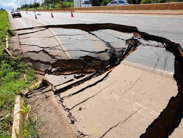 ASFALTO CEDE NA BR-364 PRÓXIMO AO TÊNIS CLUBE