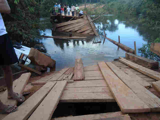PONTE DO RIO PRETO DESABA COM CAMINHÃO; Fotos