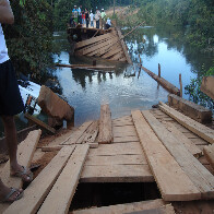 PONTE DO RIO PRETO DESABA COM CAMINHÃO; Fotos