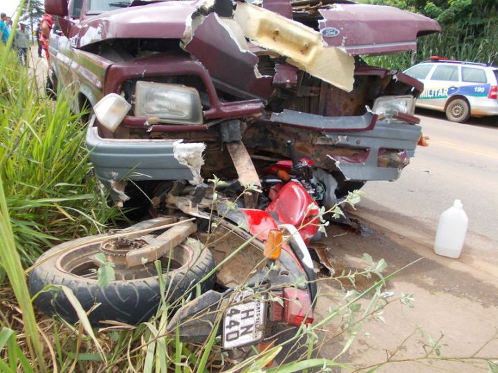 Colisão entre moto e camionete mata motociclista em Jaru