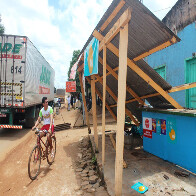 Congestionamento gigante irrita condutores e caminhão derruba cobertura de residência