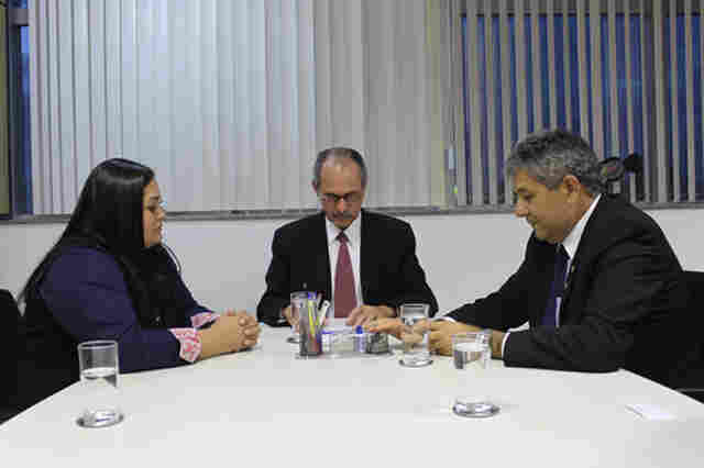 Carlos Magno visita secretário da pesca com a deputada Ana da 8