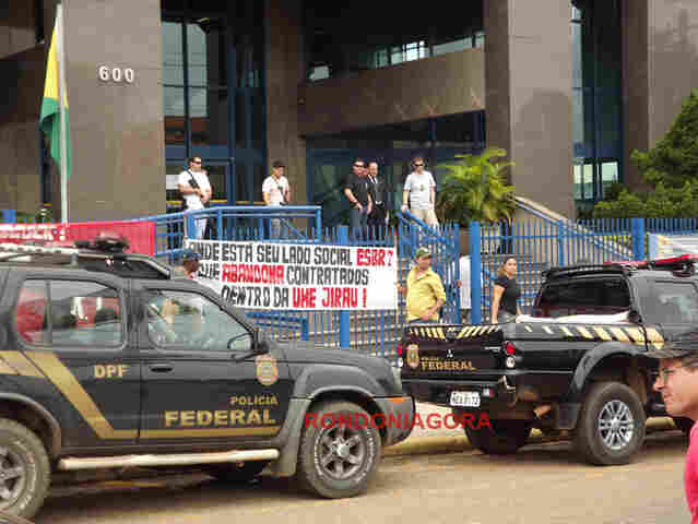 Ex-trabalhadores protestam após seis meses sem receber; PF cerca prédio do TRT