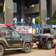 Ex-trabalhadores protestam após seis meses sem receber; PF cerca prédio do TRT